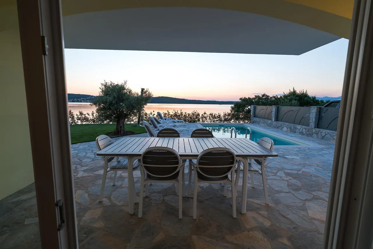 Villa Claudia Klimno 0*,
